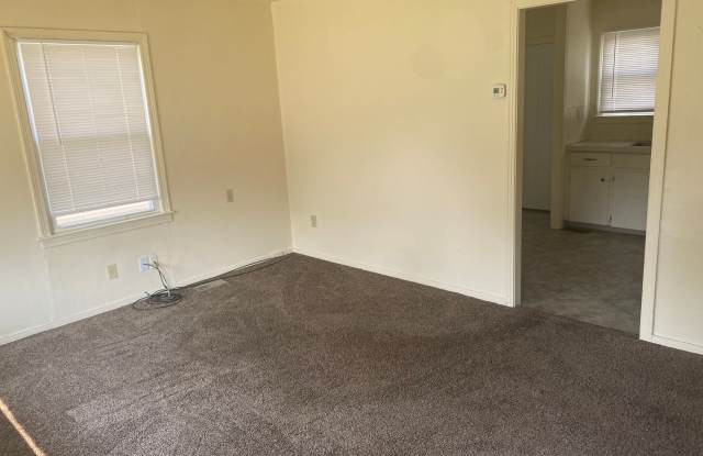 2 Bedroom, 1 Bathroom House with Detached Garage Gallery 3