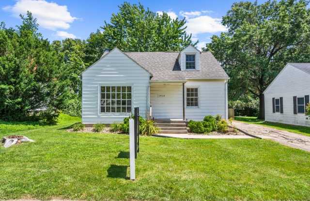 1910 Iowa St - Cedar Falls - 1910 Iowa Street, Cedar Falls, IA 50613