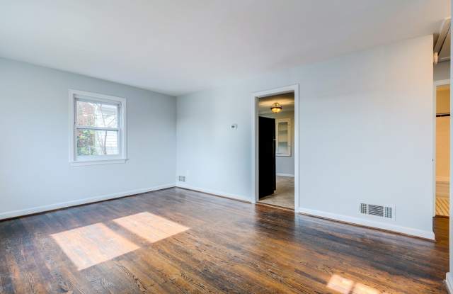 Detached brick rambler with large family room, 2 bedrooms and 1 bath. Gallery 2