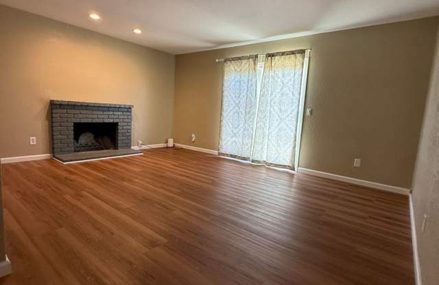 *Beautifully Updated 4 Bedroom, 2 Bathroom Home in Fairfield! 2 Week Concession Off First Month Rent! Gallery 4