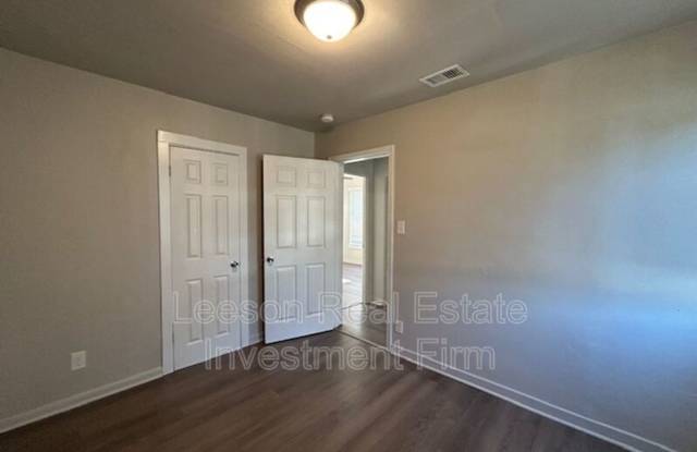 2632 & 2634 Foster Street Gallery 3