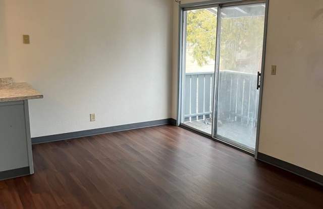 2 Bedroom, 1 Bathroom Upstairs Apartment - Moyina Heights Gallery 3