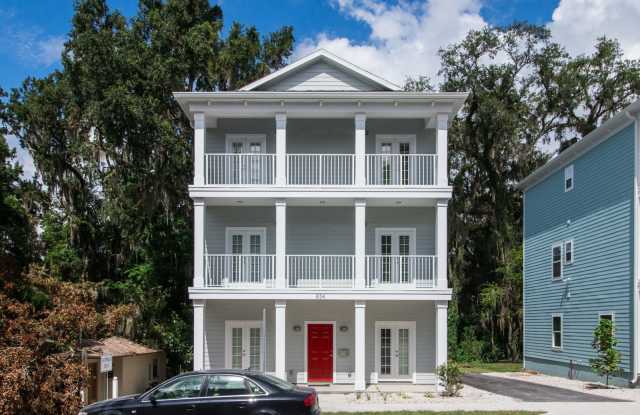 Beautiful 6 Bedroom House - Walk to UF & Sorority Row Gallery 3