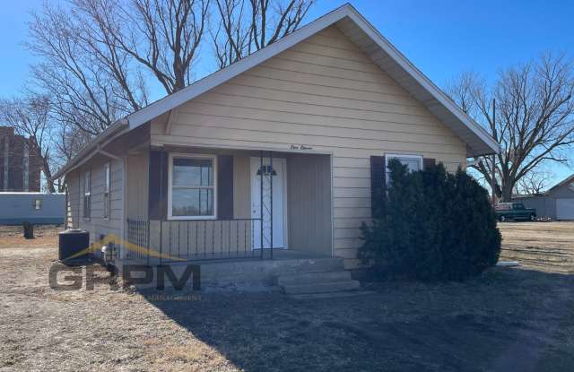 2 bedroom home in South Hutchinson - 111 West 6th Avenue, South Hutchinson, KS 67505