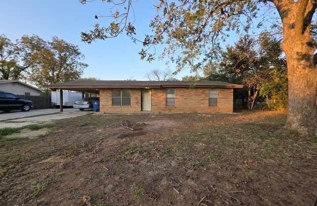 915 E Frio - 915 East Frio Street, Pearsall, TX 78061