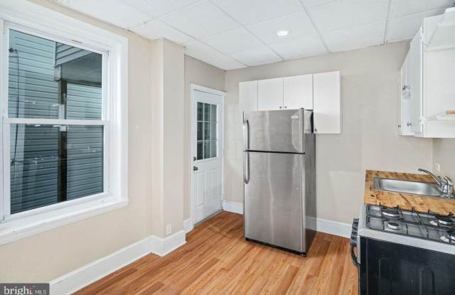 Charming 2 Bedroom Townhome in Fishtown | Private Yard & Modern Updates Gallery 4