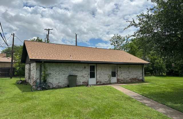Bryan - 1 bedroom / 1 bath - duplex - fenced in area behind unit. Near 29th street. photos photos
