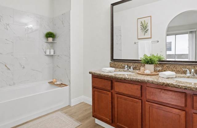 SPACIOUS 2BED/2BATH CONDO * SECOND FLOOR UNIT* Gallery 3