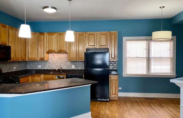 Fabulous 3 Bed / 2.5 Bath Townhouse in Downtown Oak Park! Water & 2 Parking Spaces INCLUDED! Gallery 4