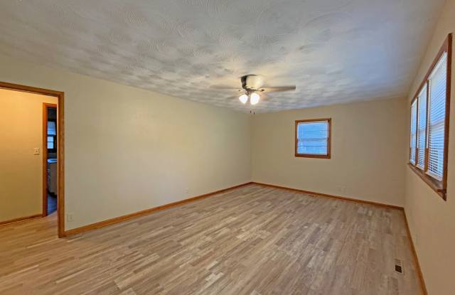 Cute & Clean Duplex Available Now! Gallery 4