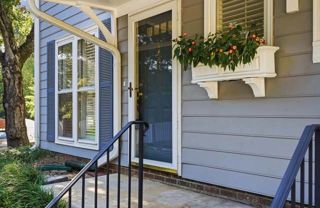 AVAILABLE NOW! UPDATED END-UNIT TOWNHOME-NEAR FIVE POINTS & VILLAGE DISTRICT Gallery 3