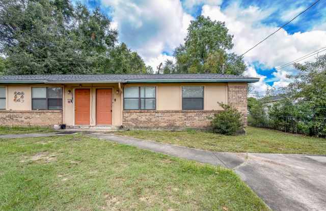 CUTE 2/1 w/ Huge Yard, Open Kitchen w/ Bar, Updated Shower, Newer Flooring/Paint! $1075 /month Avail Now! photos photos