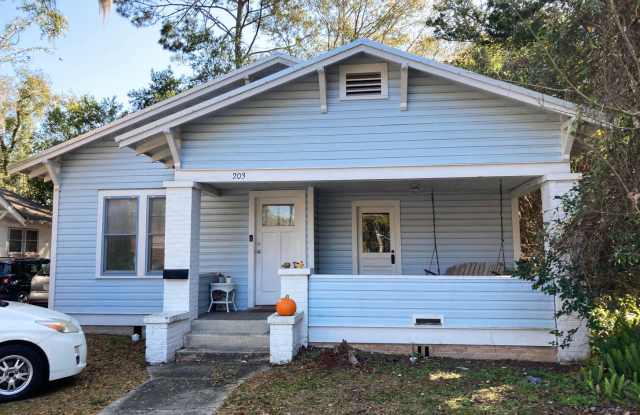 Beautiful, Large 3 Bedroom House Steps from UF! photos photos