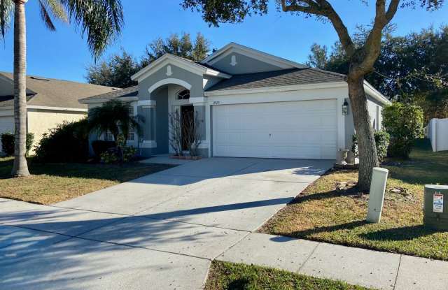 4/2 in Gated Community near Tuskawilla Rd ~ Tile and Laminate Floors ~ Screened Patio ~  Community Pool! photos photos