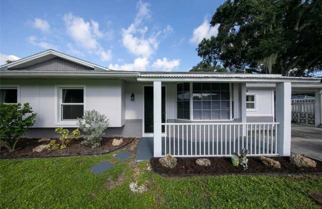 Spacious 3 Bedroom, 2 Bathroom Home with 2 Bonus Rooms and a Huge Fenced Yard. photos photos