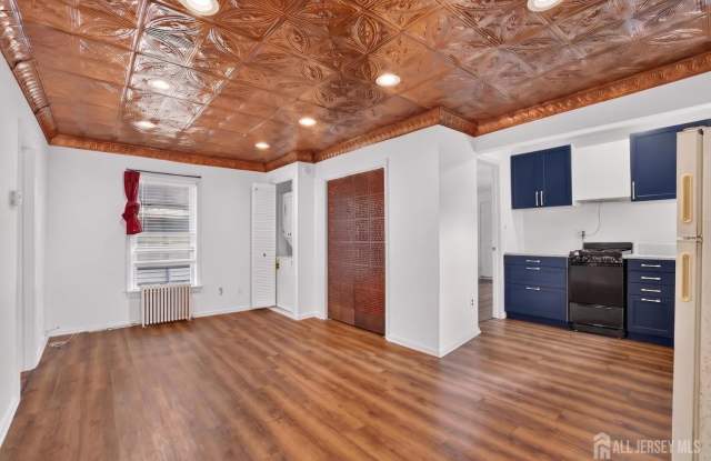 127 S Pine Avenue Gallery 3