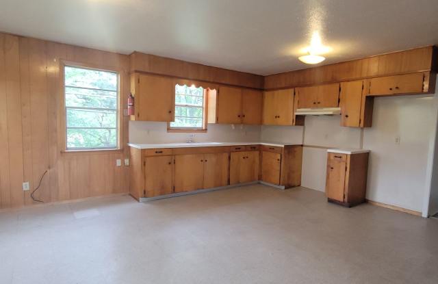 Huge 3 bedroom/1 bath upstairs apartment with Water, Gas Range and Refrigerator! photos photos