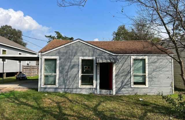 Easter Special Offer ONLY: Find your home for less! Gorgeous all renovated Home in Groves, TX!. HABLAMOS ESPAÑOL! - 2628 4th Avenue, Groves, TX 77619