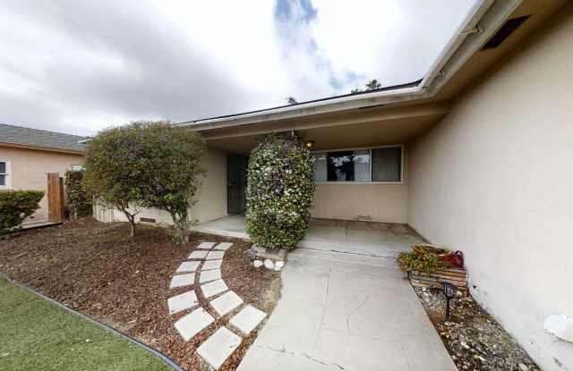 Usually rents to 8-11 people. HUGE 6BD/5BA, Lots of Parking!! Gallery 3