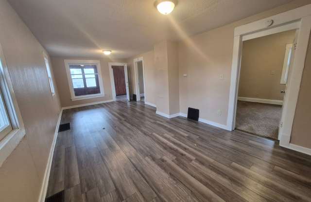 Two Bedroom, One Bathroom Home with Washer/Dryer! - 905 25th Street, Des Moines, IA 50312