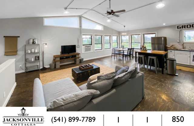 Portland Loft: Fully Furnished Loft Living with views of the golf course $300 Utility Fee Gallery 3