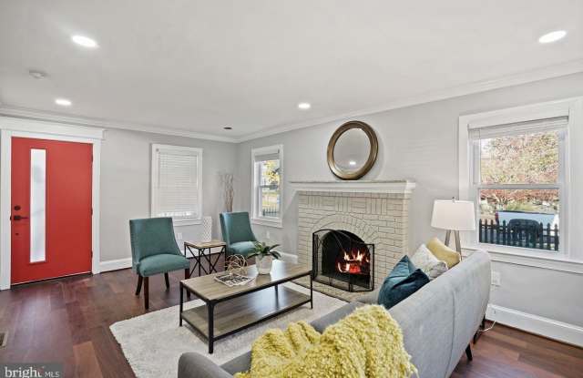 2651 MYRTLE AVENUE NE Gallery 3
