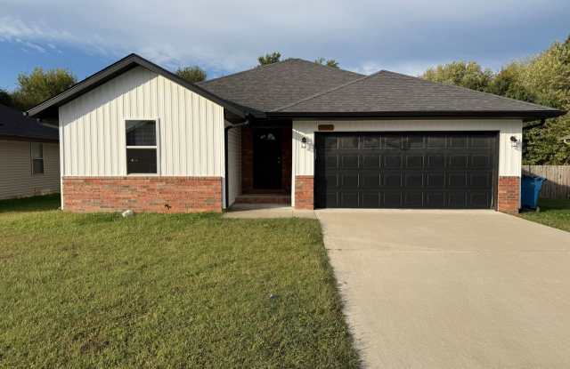 Comfy 3-bedroom, 2-bath home Gallery 1