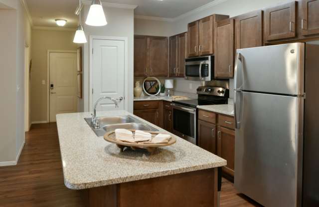 Hall Creek at Arlington Apartment Gallery 3