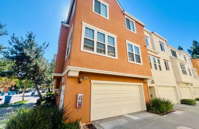 Beautiful 3 Bed 2.5 Bath Santa Clara Townhome. 2 Car Garage Gallery 1