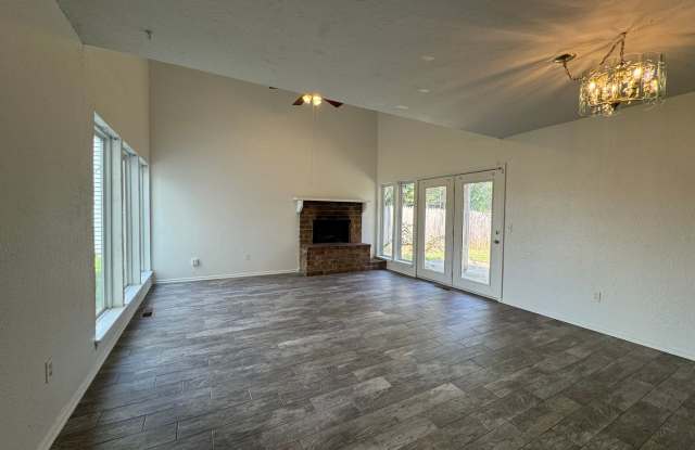 1825 Sq Ft- 3 Bed/2Bath Duplex- All Appliances Included Gallery 4
