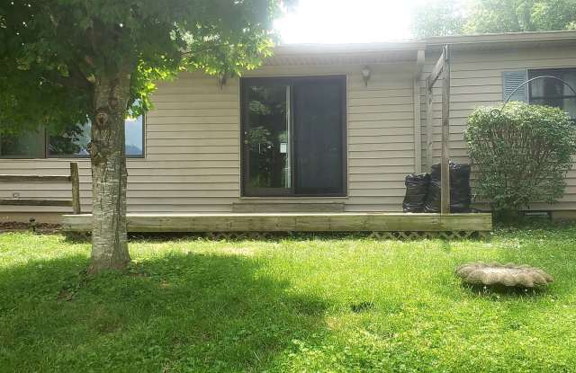3 bedroom, 1 bath Home: Located in Ellettsville! photos photos
