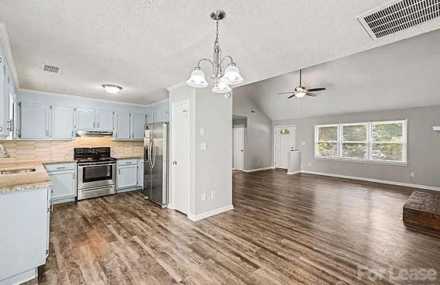 6804 Streamside Drive Gallery 4