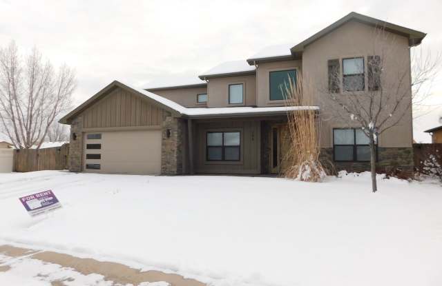 Spacious 5-Bedroom Home with Luxury Features & Prime Location! photos photos