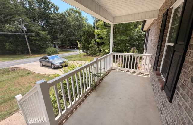 Available NOW- End Unit duplex conveniently located near 16/150 - close to Denver, NC. Gallery 4