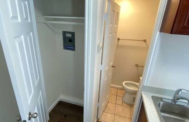Nicely Remodeled Studio With Parking Gallery 4