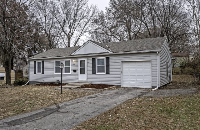 10005 Hillcrest Rd - 10005 Hillcrest Road, Kansas City, MO 64134