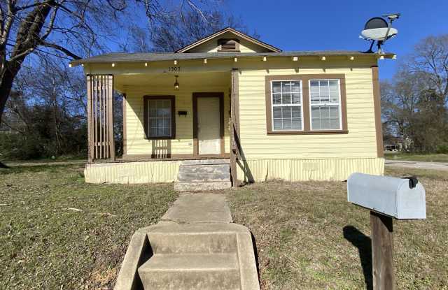 1307 E Travis St photos photos