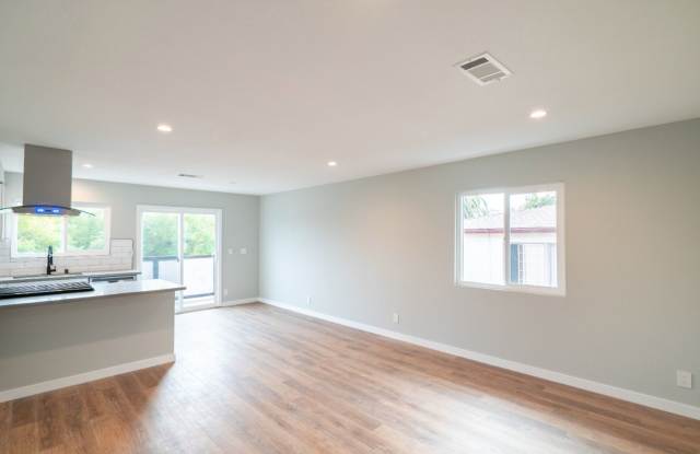 5847 Willoughby Ave Gallery 4