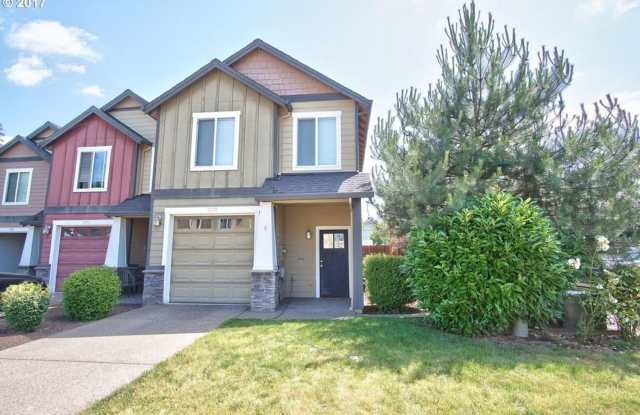 Excellent Location ! Nice Townhome with large fenced backyard. Close to shops, Walkscore is 70 ! Gallery 1
