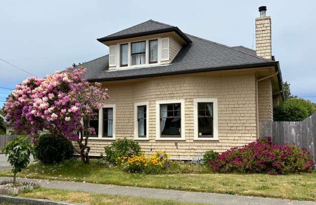 Modernized Upstairs Craftsman Unit - With Infrared Sauna! Gallery 1