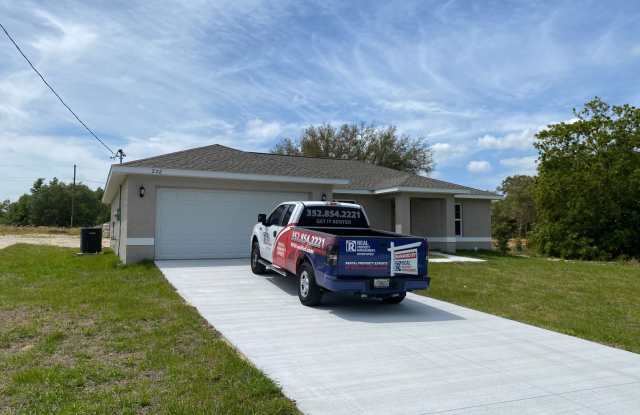 Custom Home - Desirable SE Ocala Neighborhood 3/2/2 **Won't Last** Gallery 4