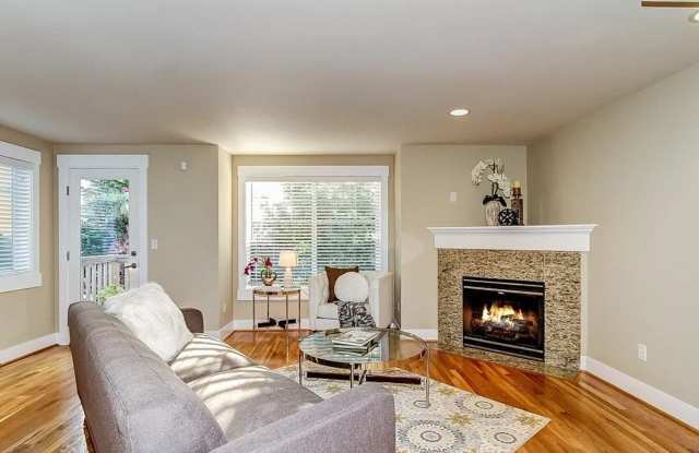 Beautiful Townhome with Private Yard. Gallery 1
