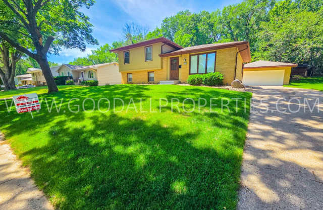 4 Bedroom Split-Level Home for Rent in Urbandale – 2 Living Areas & Private Backyard! photos photos 4 Bedroom Split-Level Home for Rent in Urbandale – 2 Living Areas & Private Backyard! photos photos