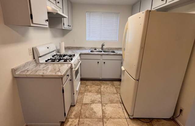 Spacious 2 Bedroom 1.5 Bath home in gated community with recently renovated interior and private backyard - 5180 North River Road, Oceanside, CA 92057