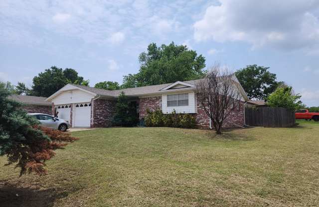 Darling Home in East Shawnee photos photos