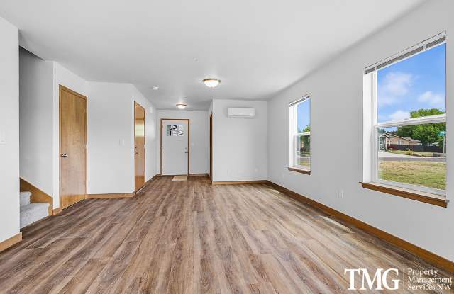 Two-Story Washougal Duplex with Garage & Private Backyard Gallery 3