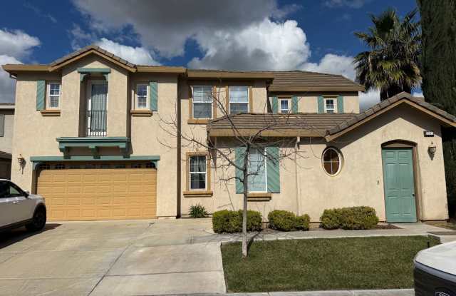 Excellent condition, great floor plan, Formal living room and dining room. Hugh kitchen and family room combo. photos photos