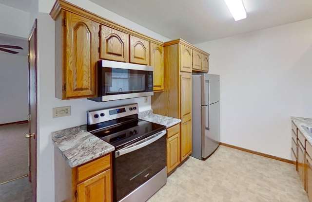 Duplex with two huge bedrooms, walk in closet, 1.5 bath, full basement, lawn and snow removal included. Garage available. Gallery 1