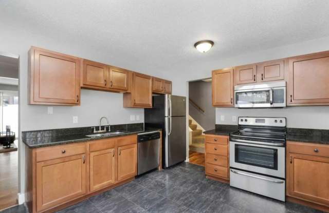 Beautiful 3Bed 2Bath End-Unit Townhome in Maplewood Gallery 3