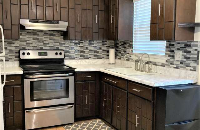 2113 W Montrose Ave photos photos